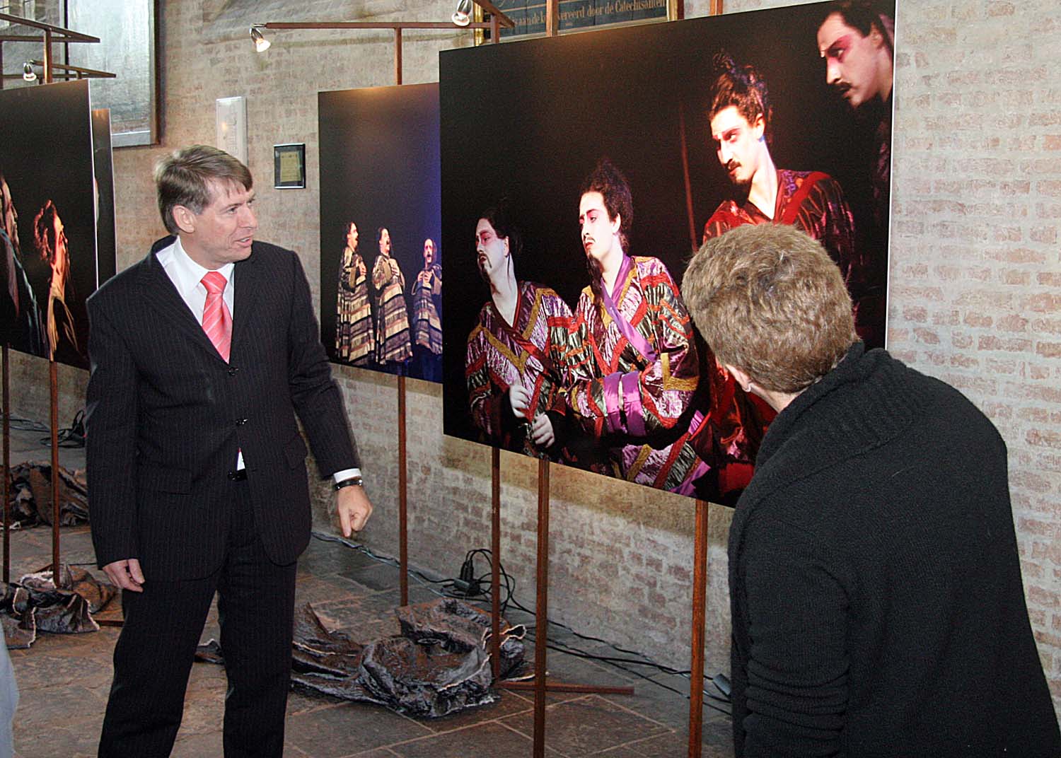 Opening tentoonstelling door burgemeester van der Tak