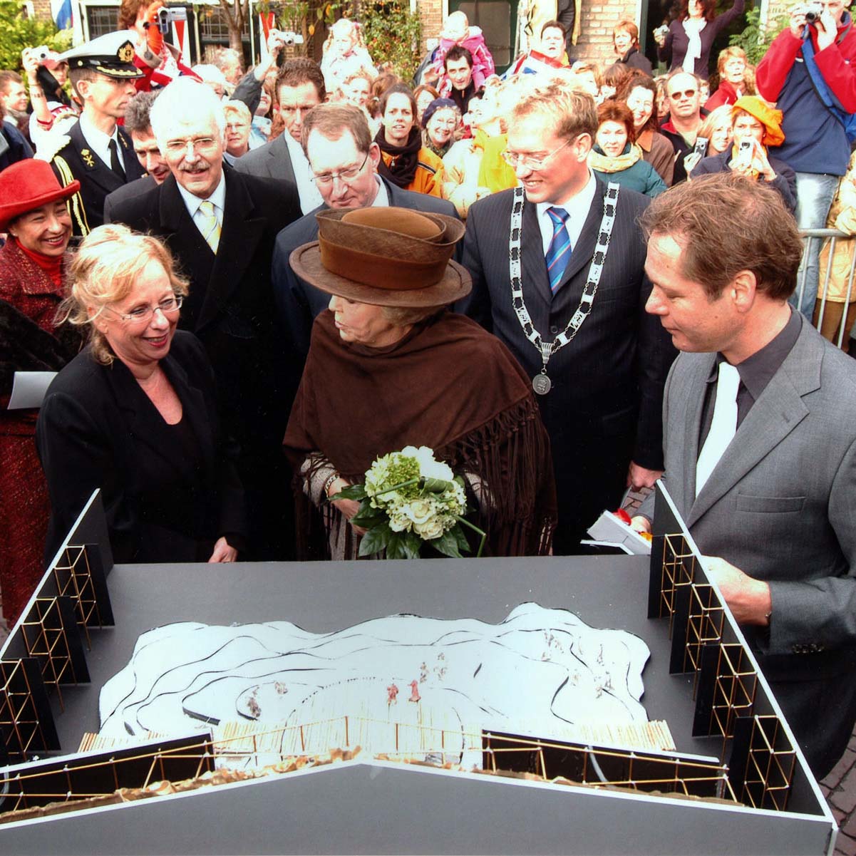 Koningin Beatrix bekijkt het decorontwerp van Reier Pos